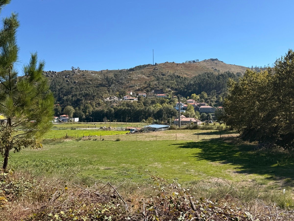 Vista da propriedade com aldeia na encosta da serra